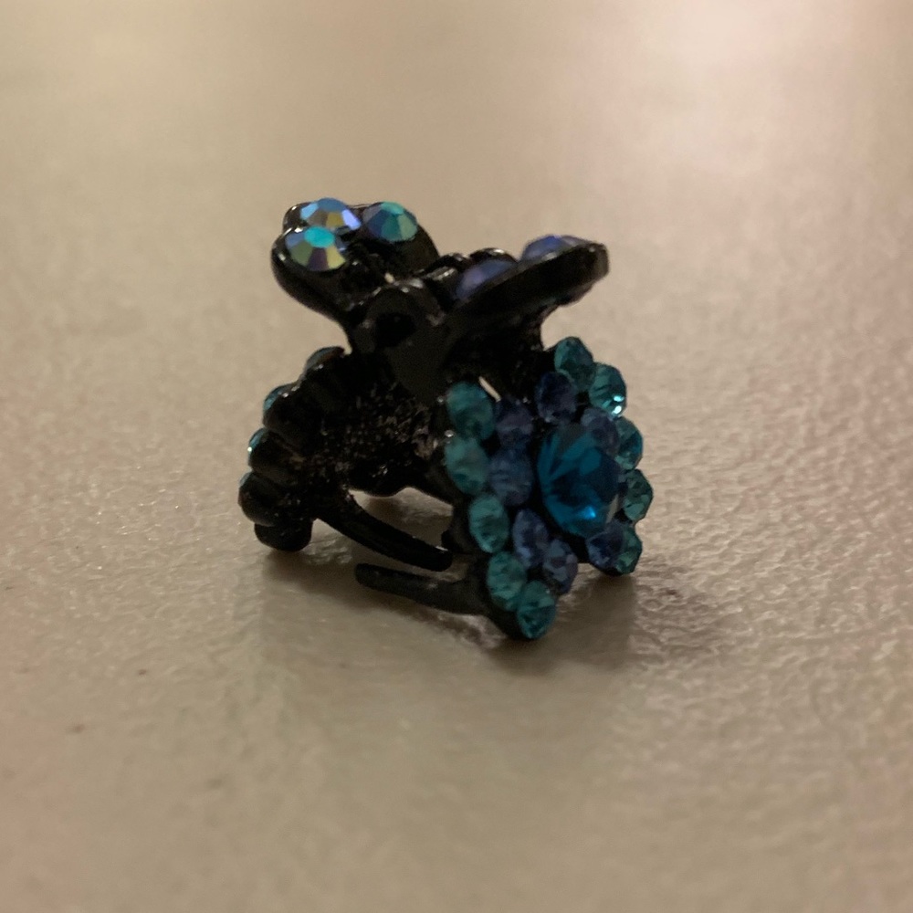 NWOT Blue Crystal Clip
